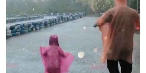 “佩奇版奶爸”带娃下雨天跳泥坑火了，爷爷奶奶还有3秒到达现场