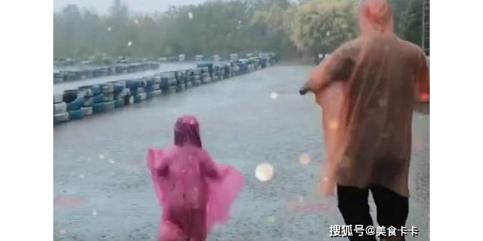 “佩奇版奶爸”带娃下雨天跳泥坑火了，爷爷奶奶还有3秒到达现场